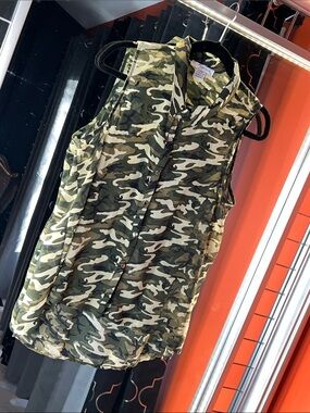 Swoon Sheer Camo High-Low Vest 🐆
